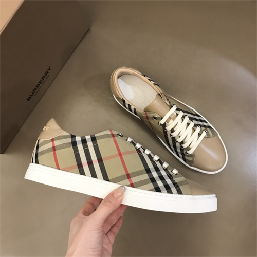 Burberry Shoes-M-0943